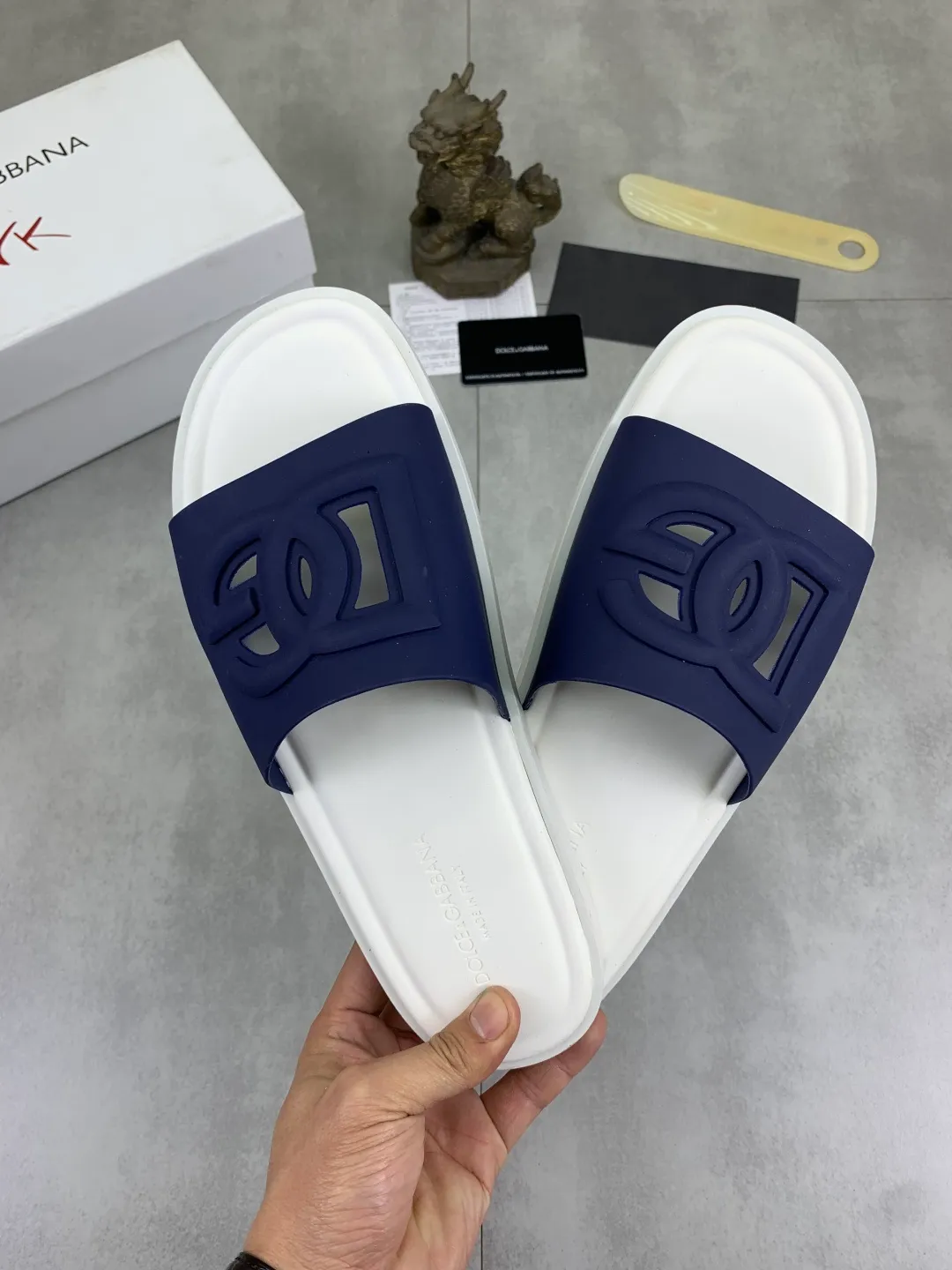 Men's shoes 💰P280 [New model] 💰High-quality slippers💎💎💎 DG official website synchronizes the latest slippers🩴 The highest version on the market, accept material comparison, shoe type comparison, process comparison, practical and textured, versatile and suitable for any occasion, the more you look at it, the more flavorful it becomes. Purely handmade craftsmanship - Upper material, calfskin imported from Italy 🇮🇹 - High-quality water-dyed sheepskin lining - Original high-quality private model customized combination outsole (super comfortable) -Size: 38-45 Color: 5️⃣ colors available
